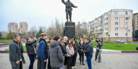 Денис Пушилин провел экскурсию по ключевым местам событий Русской весны для детей военнослужащих - Минобрнауки ДНР