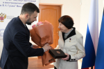 Денис Пушилин вручил Звезду Героя Труда ДНР врачу – легенде Донбасса Алле Иваненко