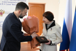 Денис Пушилин вручил Звезду Героя Труда ДНР врачу – легенде Донбасса Алле Иваненко