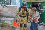 Пожар в Торезе: огнеборцы спасли 9 человек из задымлённого подъезда